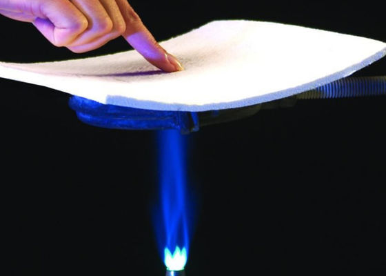 Low thermal conductivity silica aerogel insulation blanket for roof and building